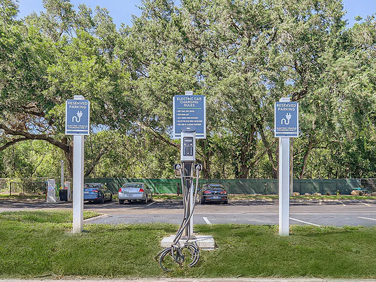 Lakeside Central Apartments — Photo 35