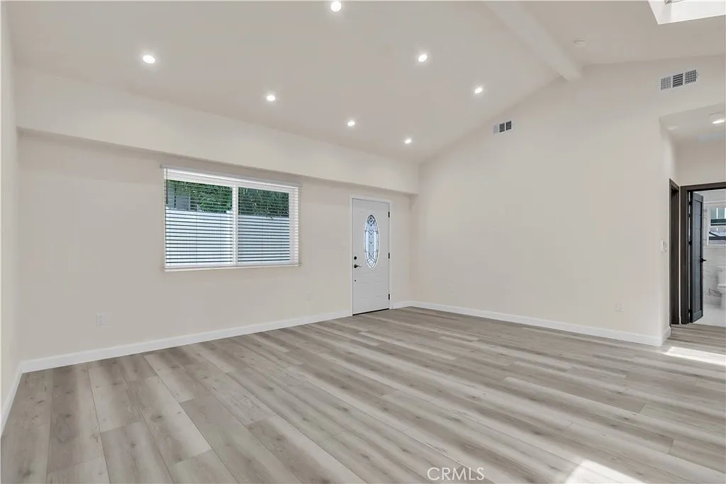 2 bed, 900 sqft, $3,250 — Photo 2