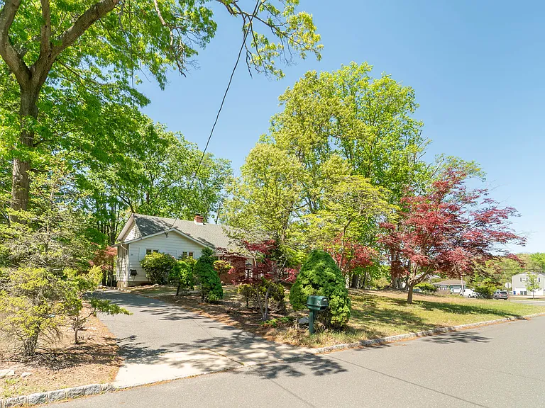 21 Hamilton Ave — Photo 50
