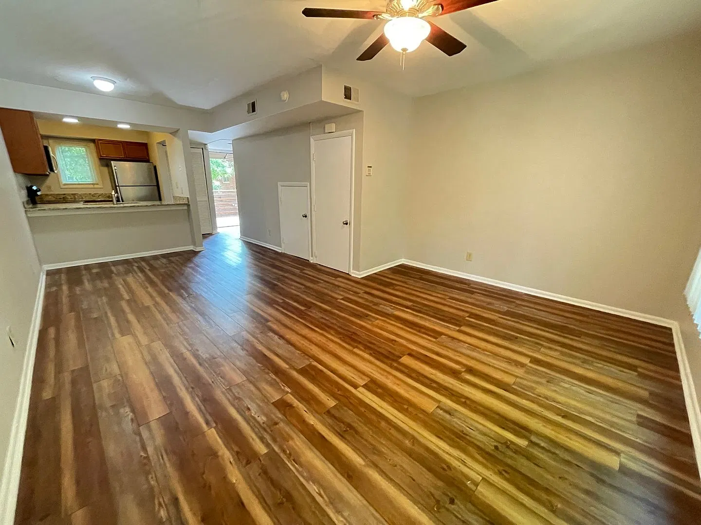 Wow! Must-see 2br in Chancellor Square...Updated, modern interior, walking distance to campus & d... — Photo 1