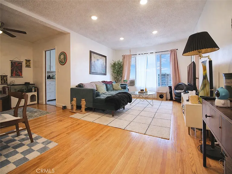 1224 N Mansfield Ave — Photo 2