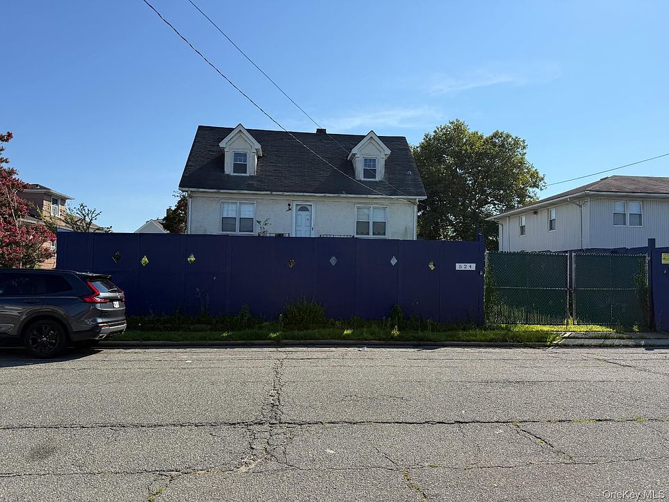 2nd image of 524 Bayview Avenue
