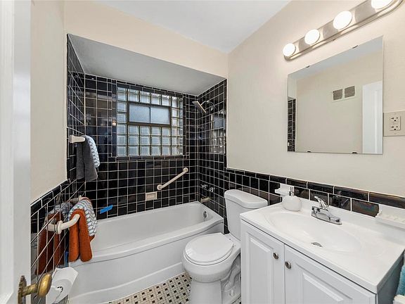 4th image of 6973 Plainview Ave