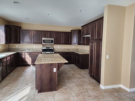 3rd image of 27283 Stonehurst Dr