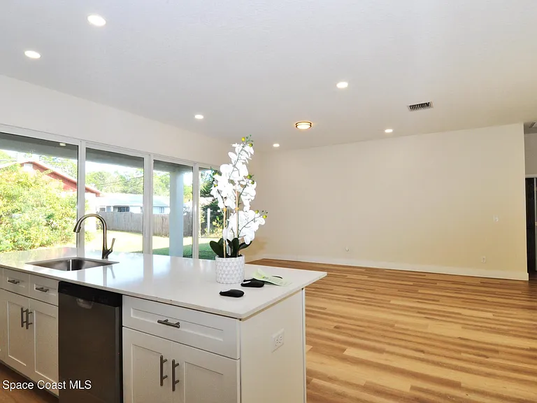 1043 Walden Blvd SE — Photo 12