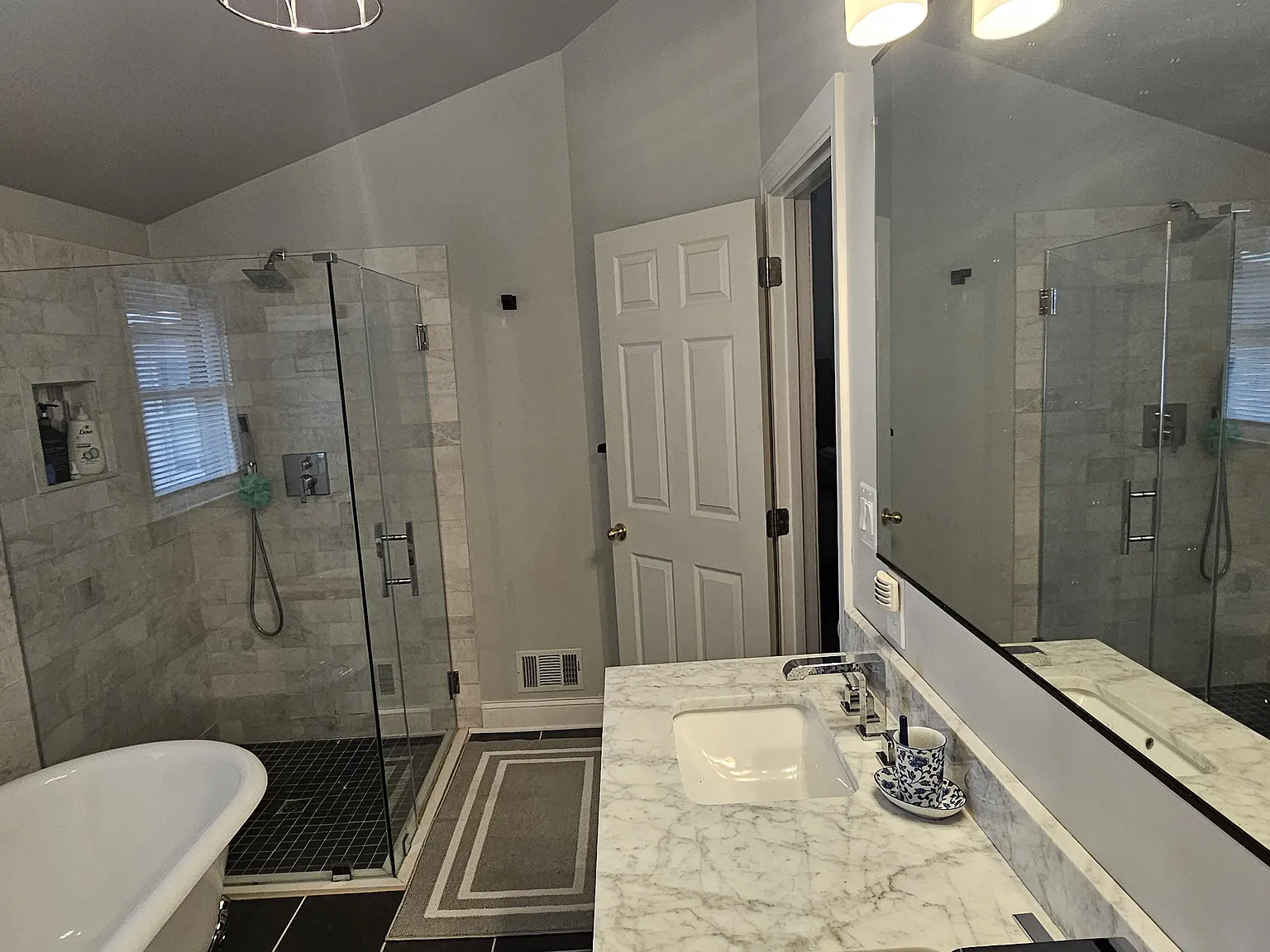 3 bed, 2294 sqft, $4,200 — Photo 2