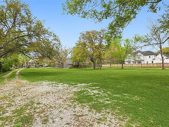 4th image of 207 Sauve Rd