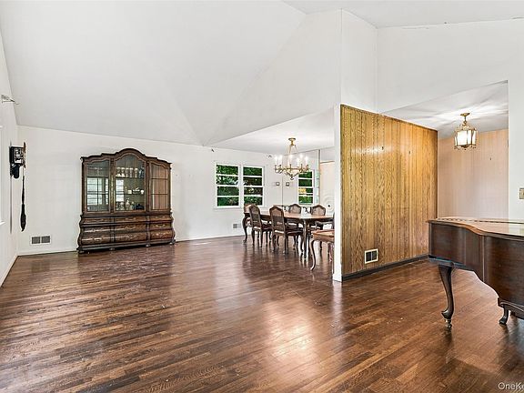 3rd image of 7 Overhill Road