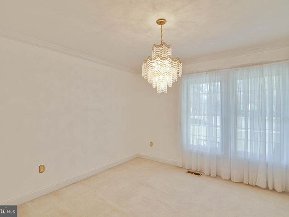Dining room with Swarovski crystals chandelier