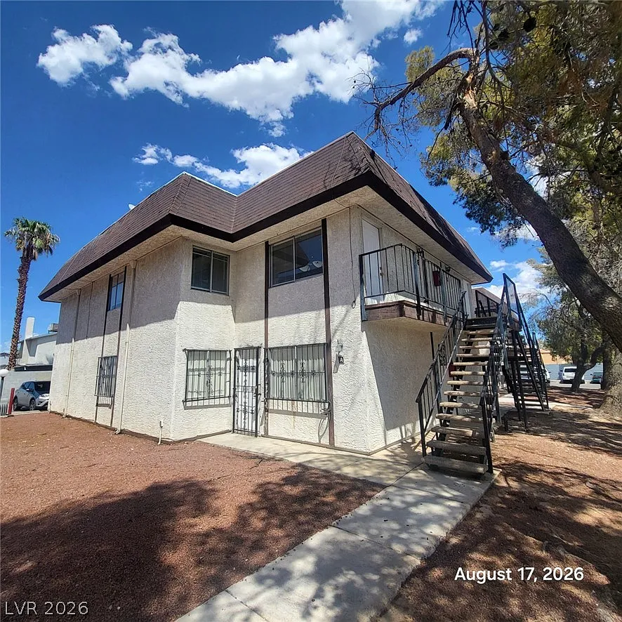 2 bed, 1.0 bath, 902 sqft, $995 — Photo 1