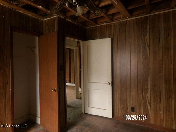 4th image of 327 S Circle Dr
