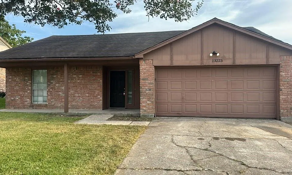 13223 Lake Breeze Ln
