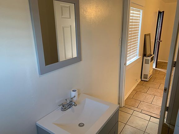5th image of 4913 1/2 S Normandie Ave