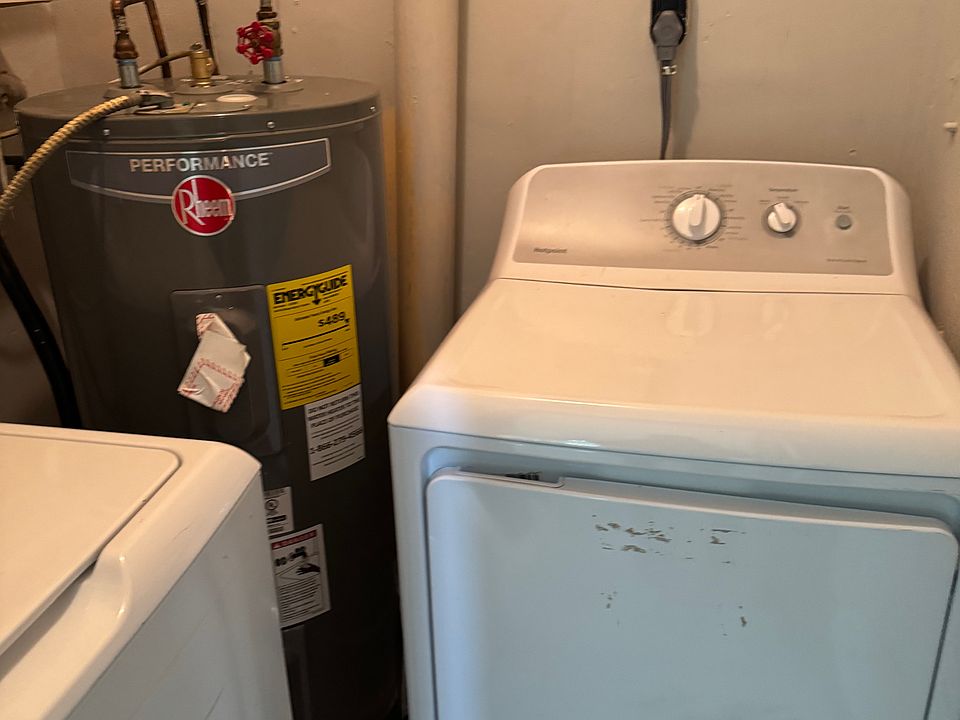 Laundry room
(washer machine & dryer)