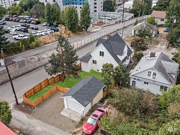 5th image of 102 Arvon Avenue