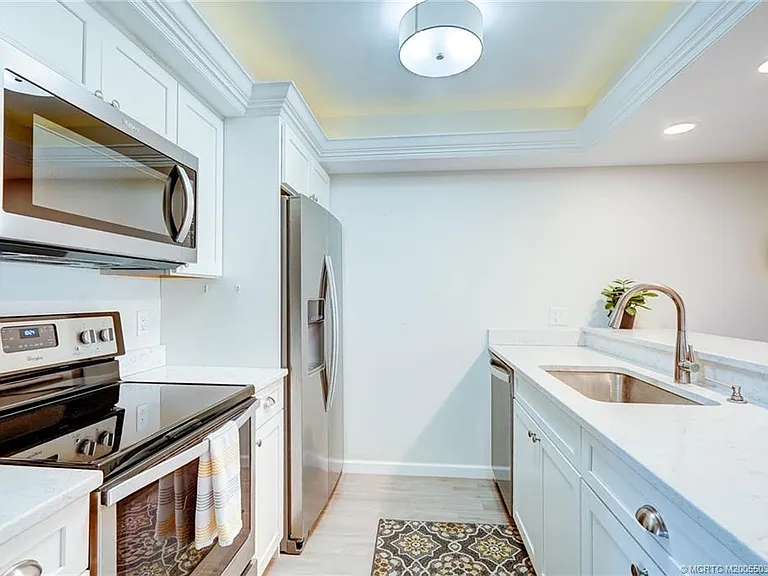 5553 NE Gulfstream Way — Photo 8