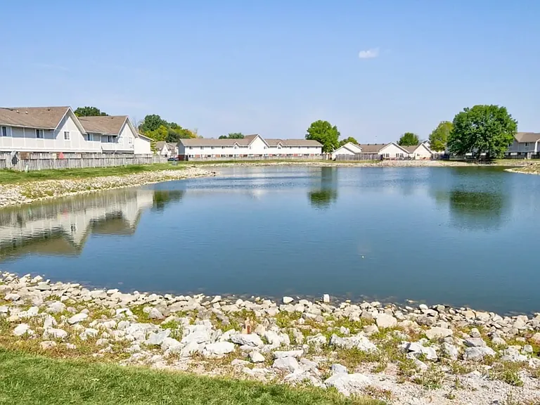 Country Lake Townhomes — Photo 5