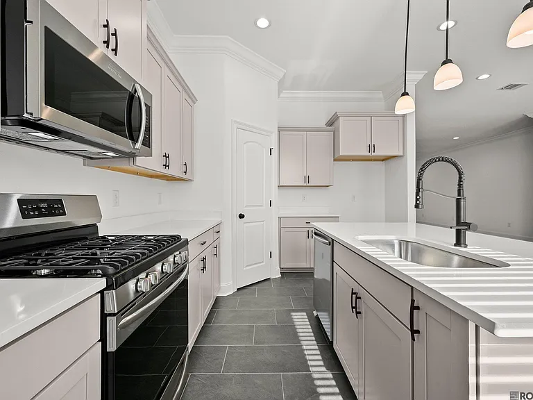 38405 Parliament Dr — Photo 8