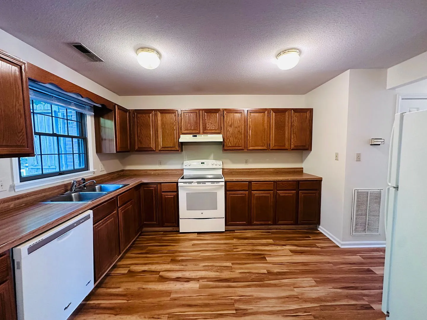 3 Bedroom 2.5 Townhouse — Photo 4