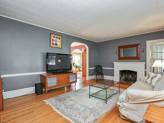 Living Room/Working Fireplace