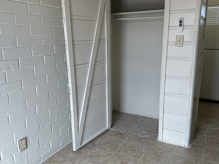 303 W Flores St — Photo 4