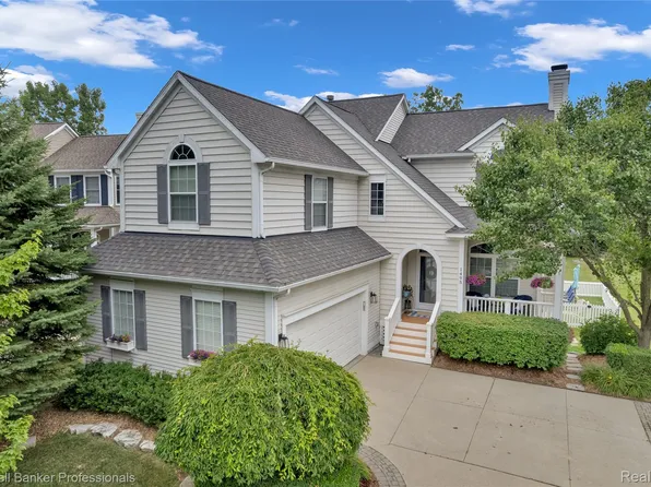 1495 Fountain View Ln, Oxford, MI 48371