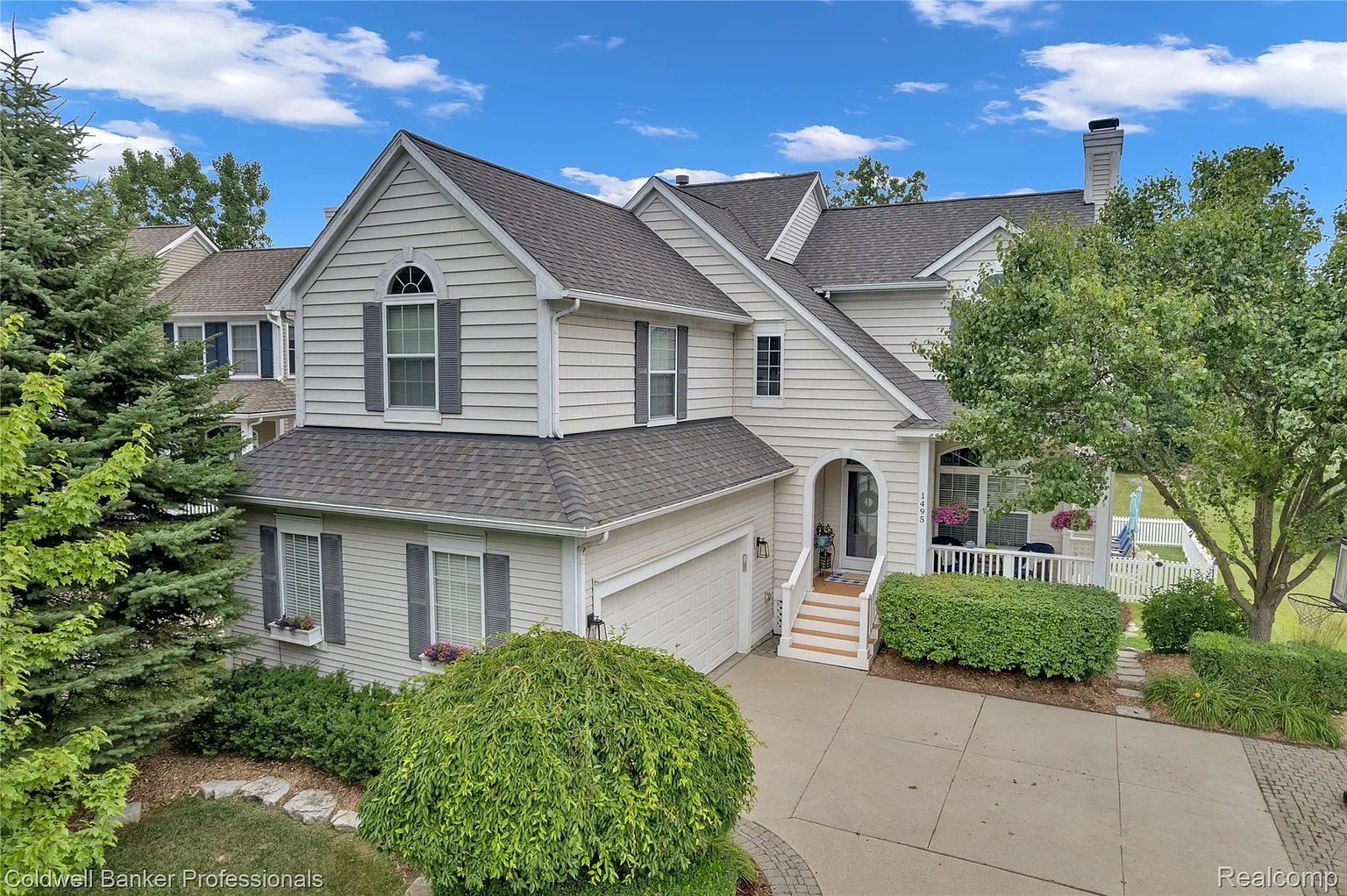 1495 Fountain View Ln photo 1