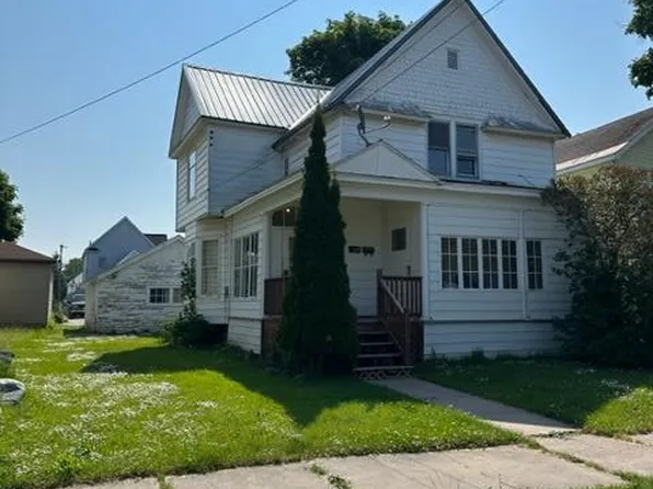 915 Young St, Sault Sainte Marie, MI 49783