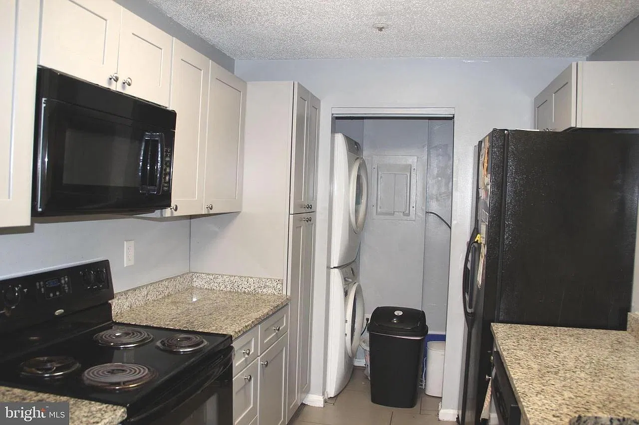 3 bed, 1099 sqft, $3,140 — Photo 3
