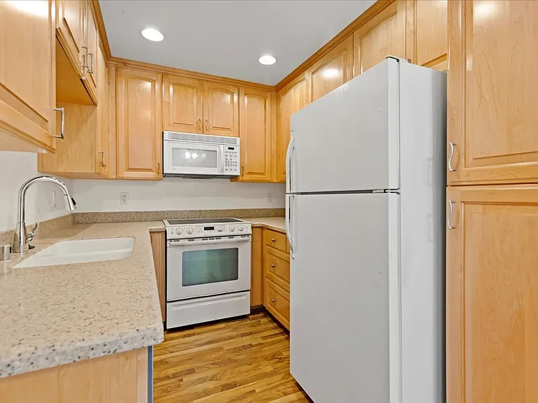 6350 Genesee Ave — Photo 10
