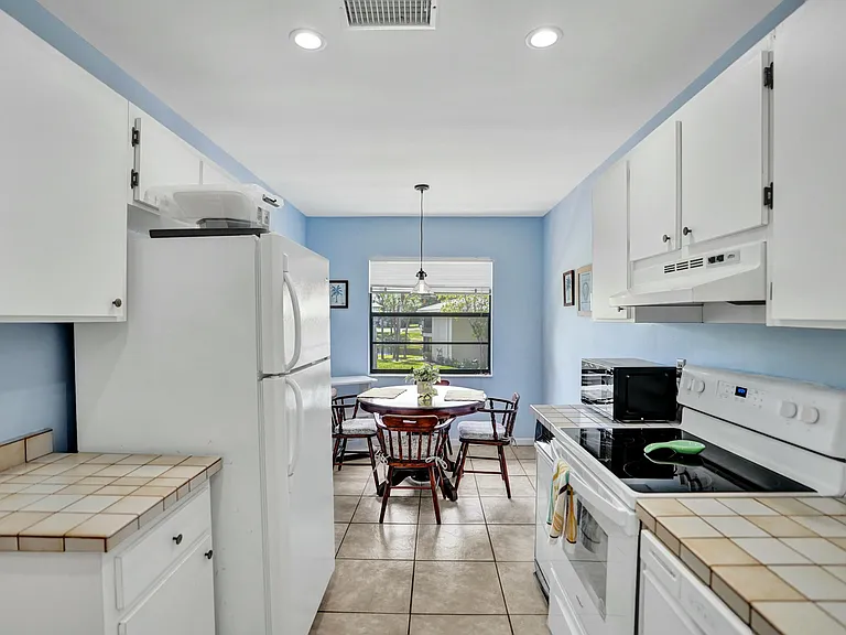 19 Stratford Dr E #F — Photo 2