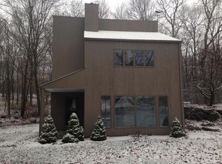 445 Gilbert Stuart Rd, Saunderstown, RI 02874