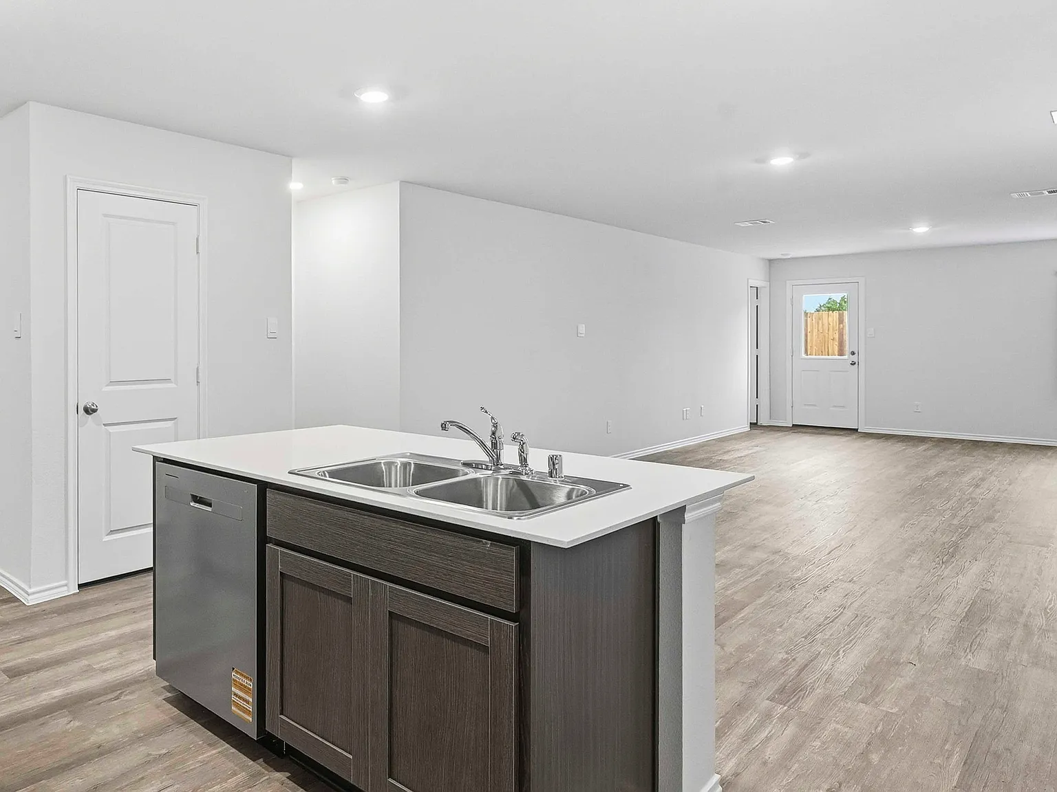 4 bed, 1572 sqft, $1,950 — Photo 2
