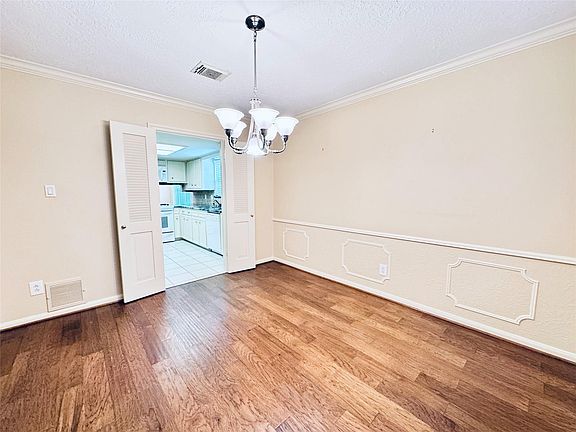 5th image of 13935 Saint Marys Ln