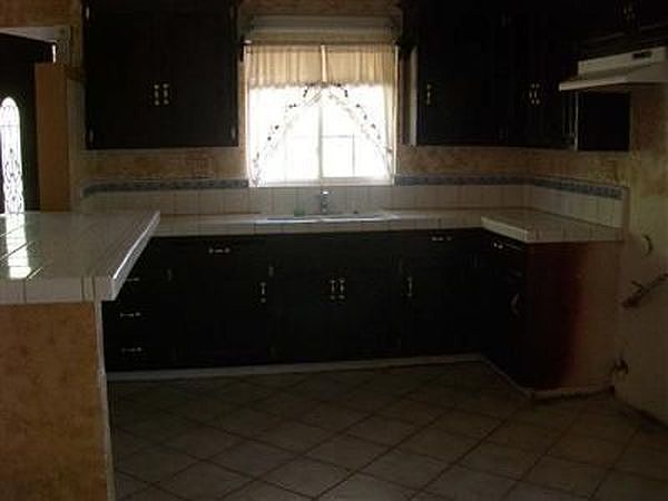 2nd image of 5929 Garibaldi St