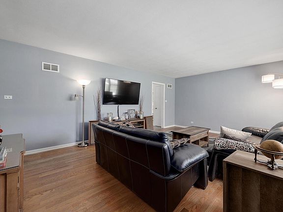 5th image of 605 W Lincoln Ave
