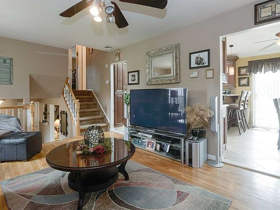 4th image of 15 Jenny Ln