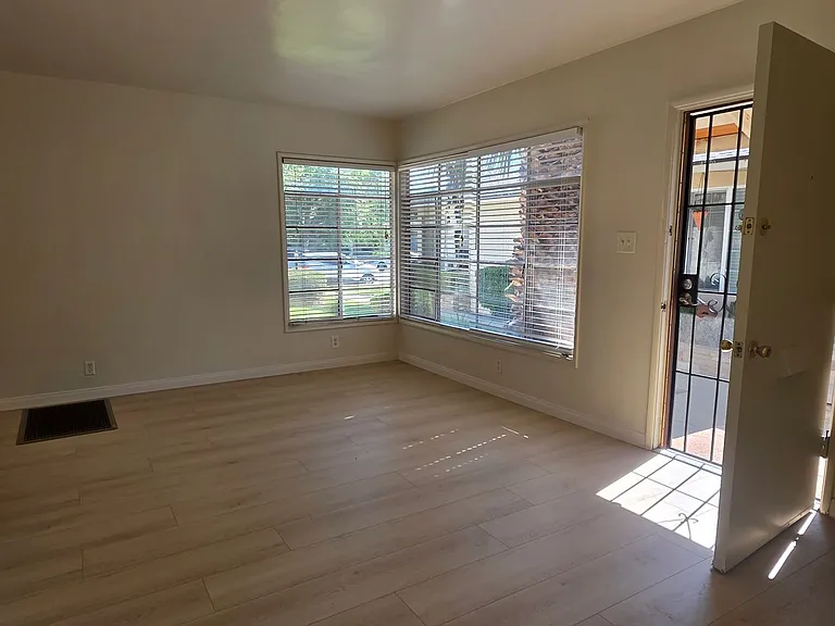 2904 Sunset Ave - Apartment — Photo 7