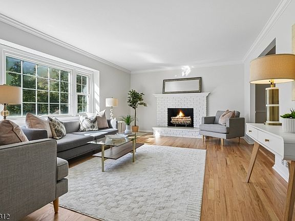 3rd image of 174 Sutton Dr