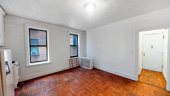 Sold by Thomas Lipovetsky, LREB | media 11