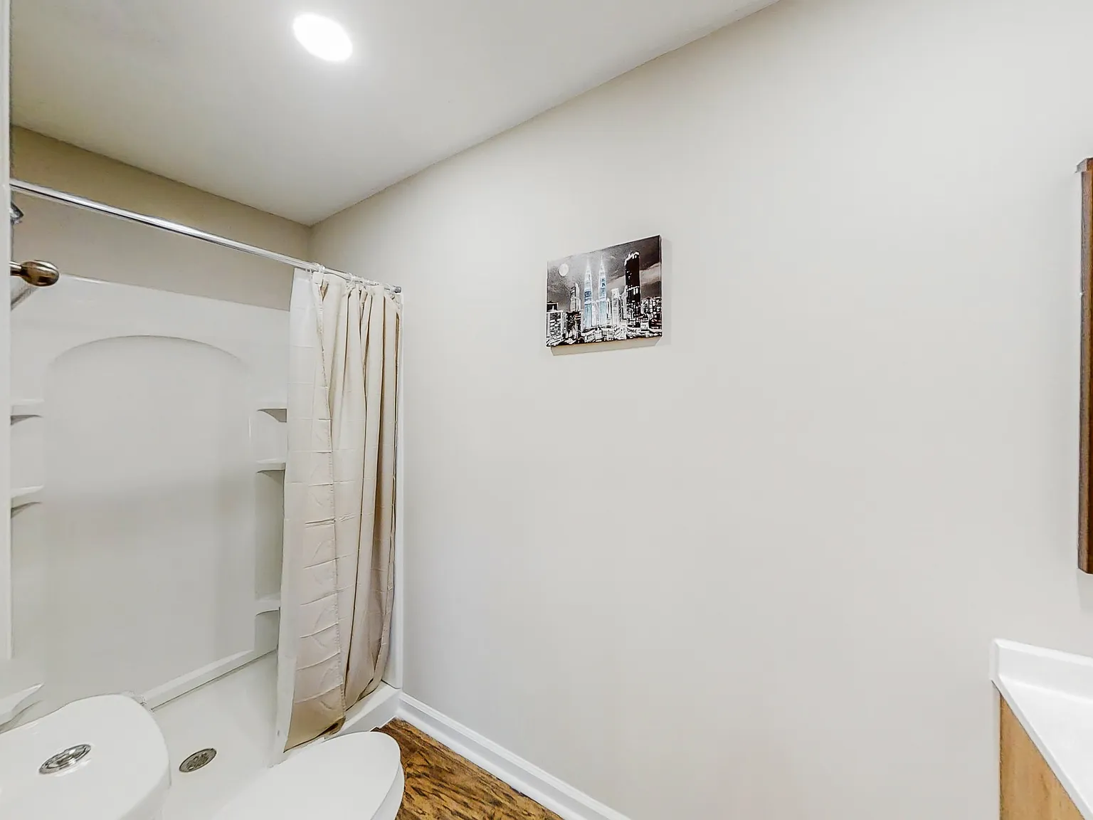 4 bed, 4.0 bath, 1950 sqft, $1,044 — Photo 3