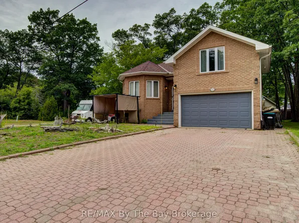 32 1st Ln, Wasaga Beach, ON L9Z 2G3
