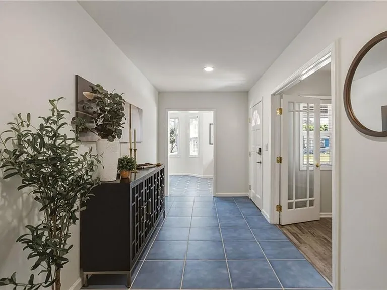 2611 Alvord Ln — Photo 4