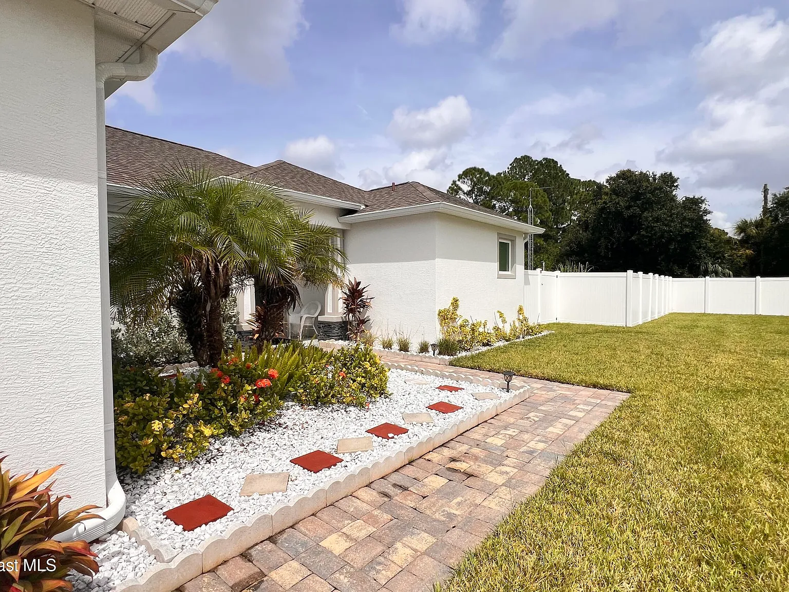4 bed, 2.0 bath, 1935 sqft, $2,400 — Photo 2