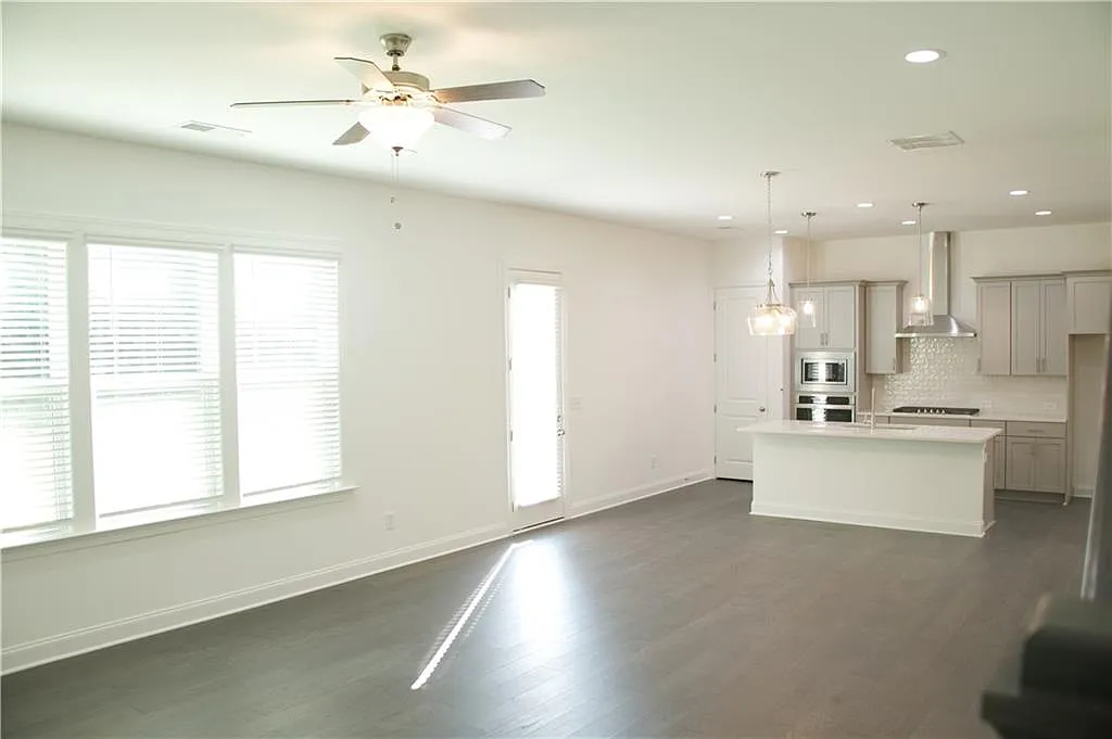 5 bed, 4.0 bath, 2900 sqft, $3,895 — Photo 4