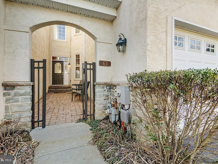 63 Old Barn Dr — Photo 2