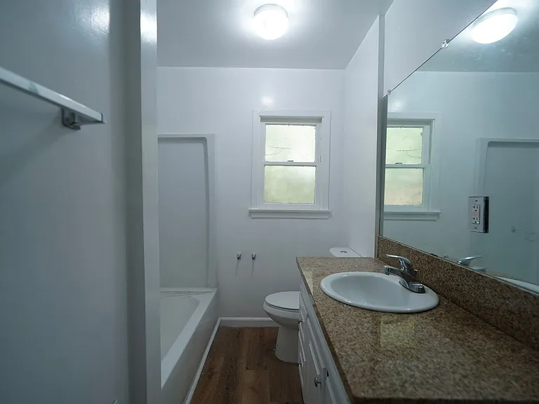 604 W 10th St — Photo 28
