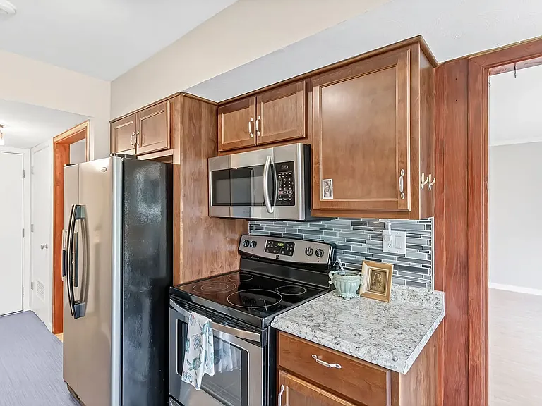 841 Dighton Ln — Photo 9