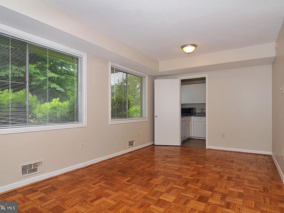 2nd image of 10618 Kenilworth Ave #10618