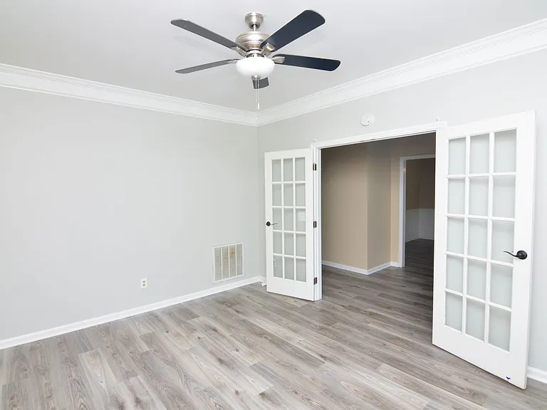 511 Prince Of Wales Ct — Photo 4